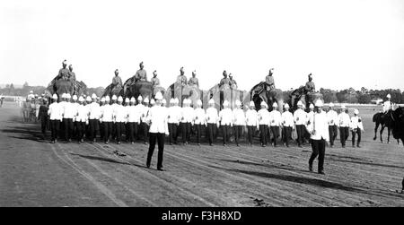 BRITISH esercito indiano un elefante batteria marzo passato nel 1900 Foto Stock