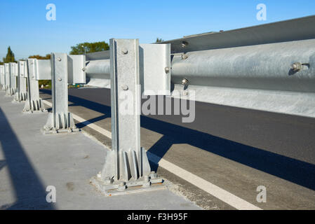 Anodizzato acciaio sicurezza barriera sulla freeway bridge Foto Stock