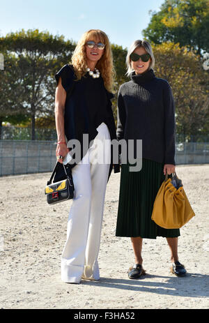 Blogger Elina Halimi e Linda Tol che pongono al di fuori del Elie Saab spettacolo in pista durante la settimana della moda di Parigi - Ott 3, 2015 - Foto: Pista Manhattan/Celine Gaille ***per solo uso editoriale*** Mindesthonorar 50,- EUR/tariffa minima 50,- EUR/picture alliance Foto Stock