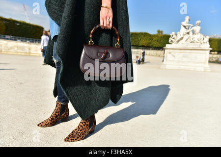 Blogger Samantha Angelo che pongono al di fuori del Elie Saab spettacolo in pista durante la settimana della moda di Parigi - Ott 3, 2015 - Foto: Pista Manhattan/Celine Gaille ***per solo uso editoriale*** Mindesthonorar 50,- EUR/tariffa minima 50,- EUR/picture alliance Foto Stock