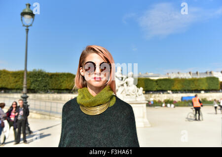 Blogger Samantha Angelo che pongono al di fuori del Elie Saab spettacolo in pista durante la settimana della moda di Parigi - Ott 3, 2015 - Foto: Pista Manhattan/Celine Gaille ***per solo uso editoriale*** Mindesthonorar 50,- EUR/tariffa minima 50,- EUR/picture alliance Foto Stock