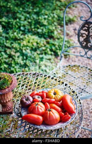 Selezione di differenti i pomodori nel piatto Foto Stock