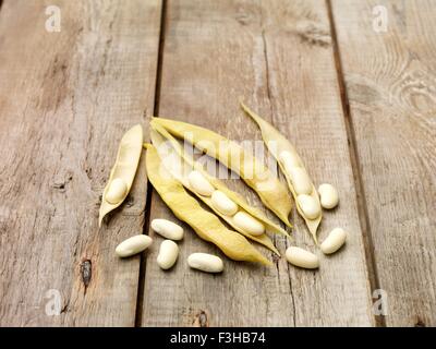 Ancora in vita di fagioli cannellini (noto anche come fagioli bianchi) sul tavolo di legno Foto Stock