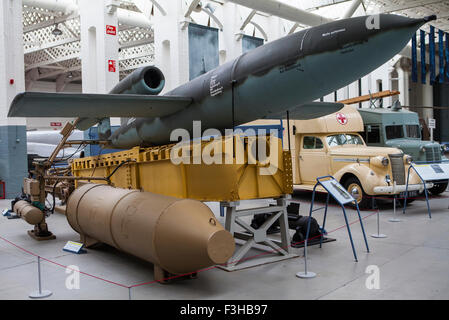 CAMBRIDGESHIRE, Regno Unito - 5 Ottobre 2015: V1 battenti bomba, noto anche come Doodlebug, sul display all'Imperial War Museum Duxford Foto Stock