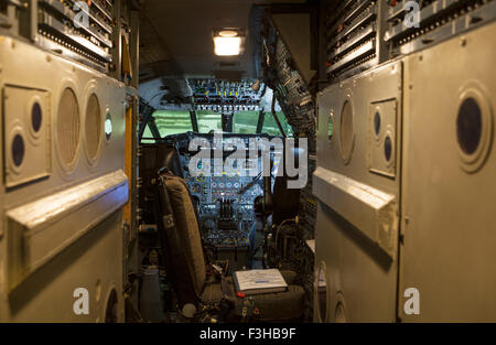 CAMBRIDGESHIRE, Regno Unito - 5 Ottobre 2015: Una vista dentro la cabina di pilotaggio del velivolo concorde all'Imperial War Museum Duxford nel Foto Stock