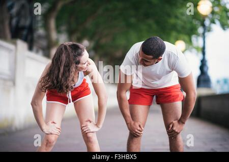 Voce maschile e femminile in fase di riscaldamento su Riverside Foto Stock