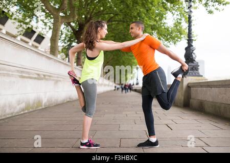 Maschio e femmina Guide della città in fase di riscaldamento Foto Stock