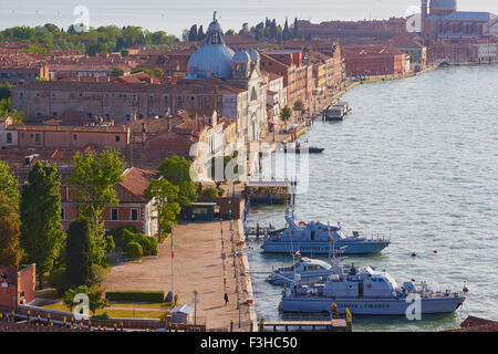 Guardia di Finanza barche ormeggiate sul lungomare di isola della Giudecca Venezia Veneto Italia Europa Foto Stock