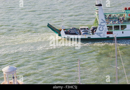 Traghetto per auto nel canale della Giudecca con alberi e parte superiore del faro in primo piano Venezia Veneto Italia Europa Foto Stock