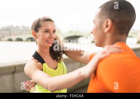 I giovani di sesso maschile e femminile in fase di riscaldamento al Riverside Foto Stock