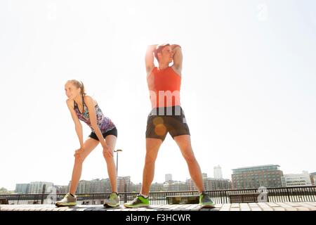 I corridori stretching sul lungofiume, Wapping, Londra Foto Stock