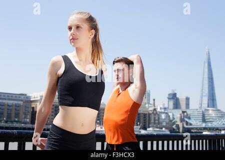 I corridori stretching sul lungofiume, Wapping, Londra Foto Stock