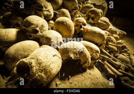 Anni bui,teschi nel cimitero, Napoli Foto Stock