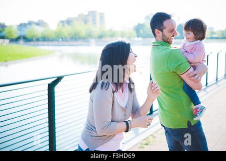 Metà adulto giovane con toddler figlia al Riverside Foto Stock
