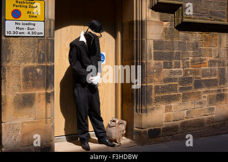 Edimburgo, Scozia - Giugno 11, 2015: statua vivente, artista di strada vestito da uomo invisibile di eseguire nella Città Vecchia di Edimburgo Foto Stock