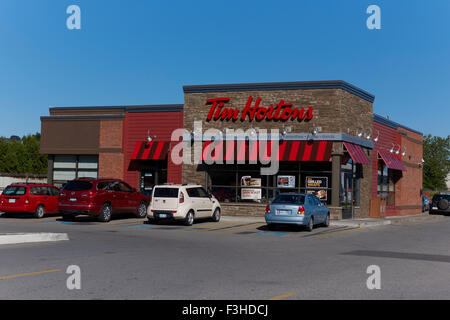 Tim Horton Coffee Shop firma all'esterno di Un nuovo design aziendale per la catena di ristoranti Donut and Sandwich in Canada Foto Stock