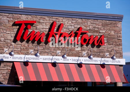 La Tim Horton segno sulla parte esterna della ciambella e Sandwich catena di negozi in Canada Foto Stock