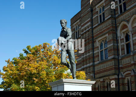 William Webb Ellis statua, Rugby, Warwickshire, Inghilterra, Regno Unito Foto Stock