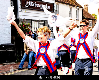 Morris ballerini da Ditchling (East Sussex), balli in Alfriston 2007 Foto Stock