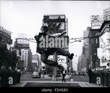 Febbraio 24, 1967 - Tommy Steele a New York Times Square star del musical una mezza Sixpence presso il Teatro Broodhurst. © Keystone Pictures USA/ZUMAPRESS.com/Alamy Live News Foto Stock