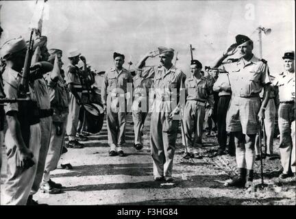 Prima foto originali per raggiungere Parigi sulla liberazione del generale de Castries generale de Castries commosso fino alle lacrime come egli è accolto da colleghi ufficiali a 8 miglia da Hanoi dopo essere stati liberati dalla vietnamita. 24 Febbraio, 1950. © Keystone Pictures USA/ZUMAPRESS.com/Alamy Live News Foto Stock