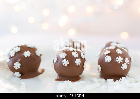 In casa tartufi di cioccolato decorate con la caramella di fiocchi di neve. Foto Stock