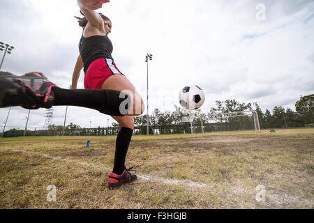 Giocatore di calcio la pratica in campo Foto Stock