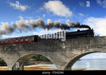 Il Giacobita treno a vapore attraversando il famoso Loch Nan Uamh viadotto, Scozia (locomotiva 62005) Foto Stock