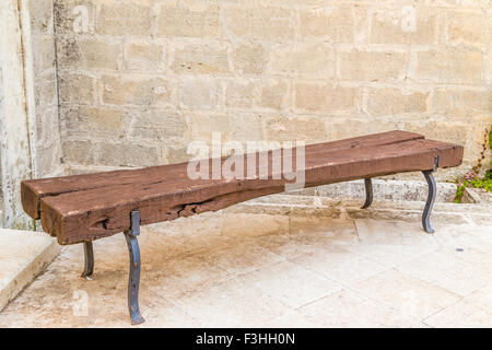 Antico rustico in legno realizzato da banco con worm-mangiato e rotture di vecchie schede madri e piedi di ferro Foto Stock