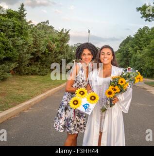 Gli studenti celebrare la laurea con un amico Foto Stock