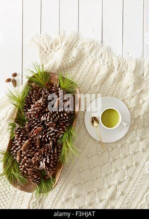 Ancora in vita con pigne e aghi e tazza di tè matcha Foto Stock