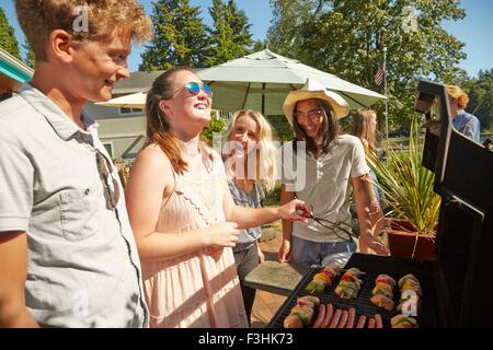 Amici a barbecue Foto Stock