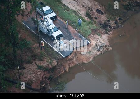 Vista aerea di acque alluvionali e una strada lavare dopo il record di tempeste di rottura oggetto di dumping più di due piedi di pioggia Ottobre 5, 2015 a Columbia nella Carolina del Sud. Foto Stock