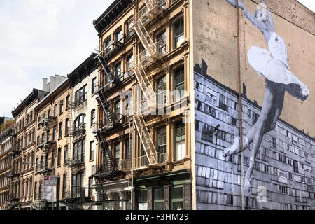 Il Murale della ballerina Lauren Lovette, dal francese artista di strada JR, sul lato dell'edificio a 100 Franklin St, Tribeca, NYC Foto Stock