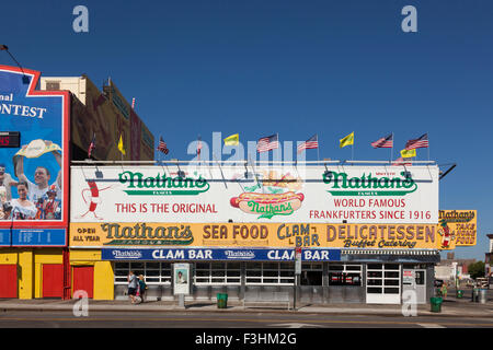 Nathan il famoso negozio di specialità gastronomiche, Coney Island, Brooklyn, New York, Stati Uniti d'America Foto Stock