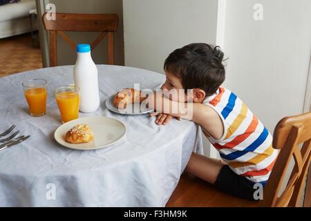 Ragazzo in attesa per la prima colazione Foto Stock