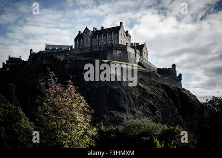Guardando il Castello di Edinburgo come si vede da Princes Street Gardens. Foto Stock