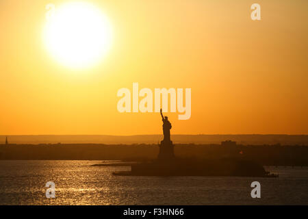 La Statua della Libertà al tramonto nella città di New York, Stati Uniti d'America. Foto Stock