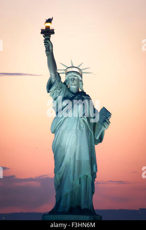La Statua della Libertà al tramonto nella città di New York, Stati Uniti d'America. Foto Stock