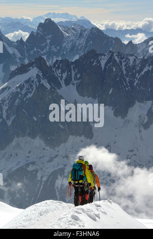 Gli alpinisti e gli scalatori, Aiguille du Midi, il Massiccio del Monte Bianco, Chamonix, sulle Alpi francesi, Haute Savoie, Francia, Europa Foto Stock