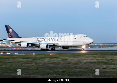 Saudia Cargo Boeing 747 presso la pista dell'aeroporto internazionale di Francoforte. Foto Stock