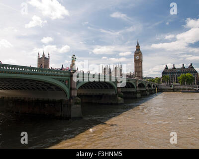 Vista del ponte di Westminster, il Big Ben e le Camere del Parlamento. Londra. In Inghilterra. La Gran Bretagna. Foto Stock