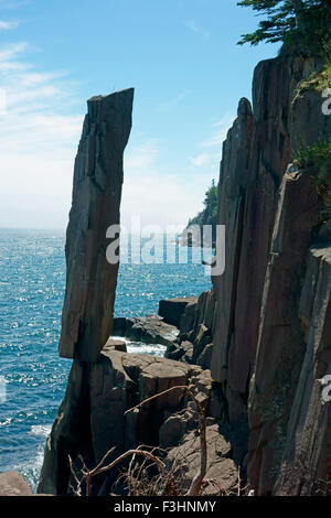 Un colpo verticale della roccia di bilanciamento di una grande colonna di basalto che sembra essere in equilibrio su una sua estremità a Tiverton, Nova Scotia Foto Stock