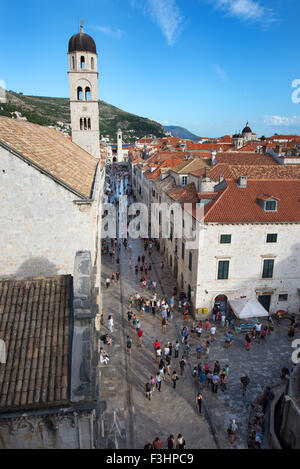 Stradun (Placa) visto dalle mura della città, Dubrovnik, Croazia Foto Stock