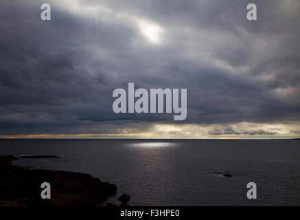 Seascape e sunburst off The Burren Coast, County Clare, Irlanda Foto Stock