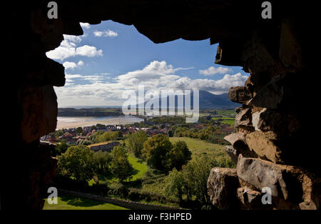 Vista del villaggio di Dundrum e distante Mourne Mountains, dal castello di Dundrum, County Down, Irlanda del Nord Foto Stock