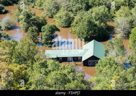 Vista aerea di acque alluvionali sommergendo una casa dopo il record di tempeste di rottura oggetto di dumping più di due piedi di pioggia Ottobre 7, 2015 nella contea di Williamsburg, Carolina del Sud. Almeno 17 persone sono morte a causa delle inondazioni che effettuato la maggior parte del Sud Carolina. Foto Stock