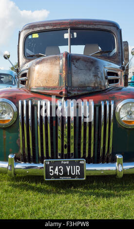 1946 Ford Pick up Truck, testa lampade, specchietto retrovisore, specchio laterale rotondo, argento, lucido, numero di targa, numeri, lettere, sky Foto Stock