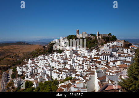 Il " bianchi " villaggi di Casares con il suo castello moresco, provincia di Malaga, Andalusia, Spagna Foto Stock