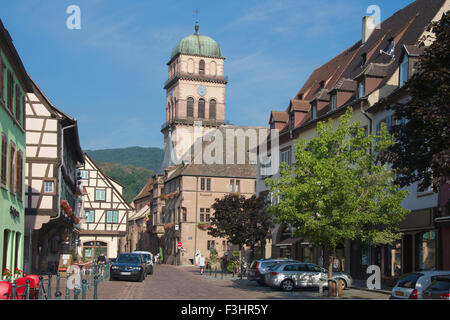 Rue du General de Gaulle Kayserberg Alsace Francia Foto Stock